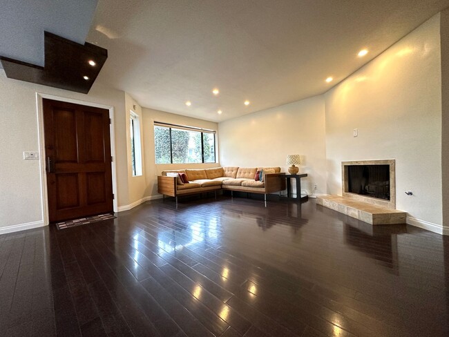 Foto del edificio - Beautiful Two-level Townhome in a West Hol...