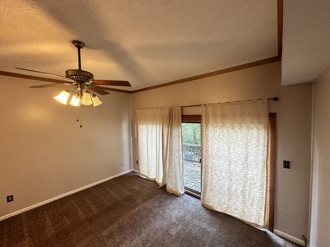 Building Photo - 658 Carriage Cir