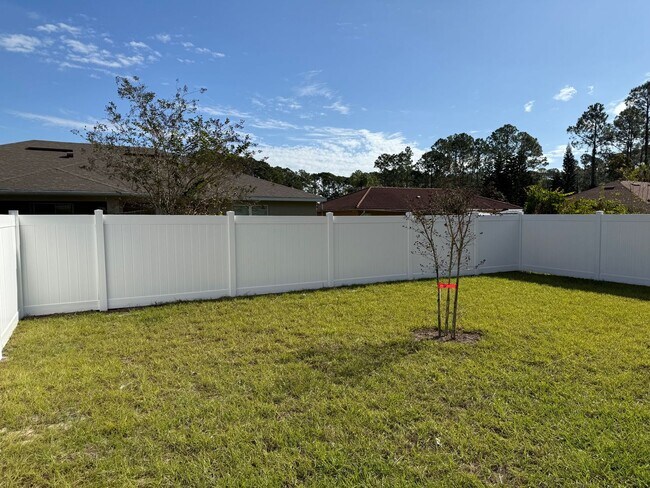 Foto del edificio - Brand New 3 Bedroom, 2 Bathroom Townhome with 1-Car Garage, Screened Porch & FULLY PRIVATE Fenced...