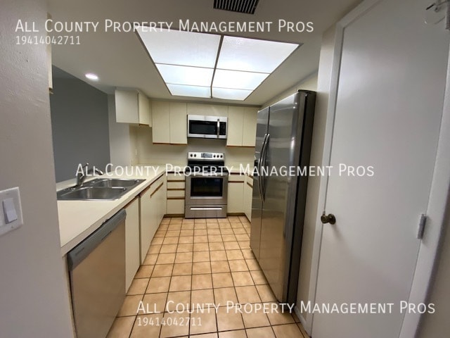 Building Photo - 1st Floor/Pet Friendly/Quiet/Pool/Garage/N...