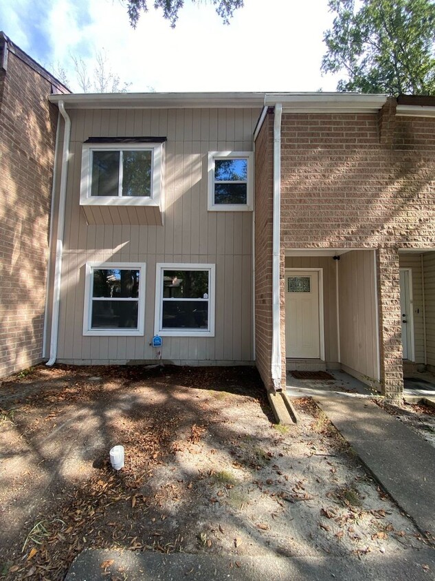 Foto principal - Spacious 3 Bedroom 2.5 Bath Townhome! "ASK...