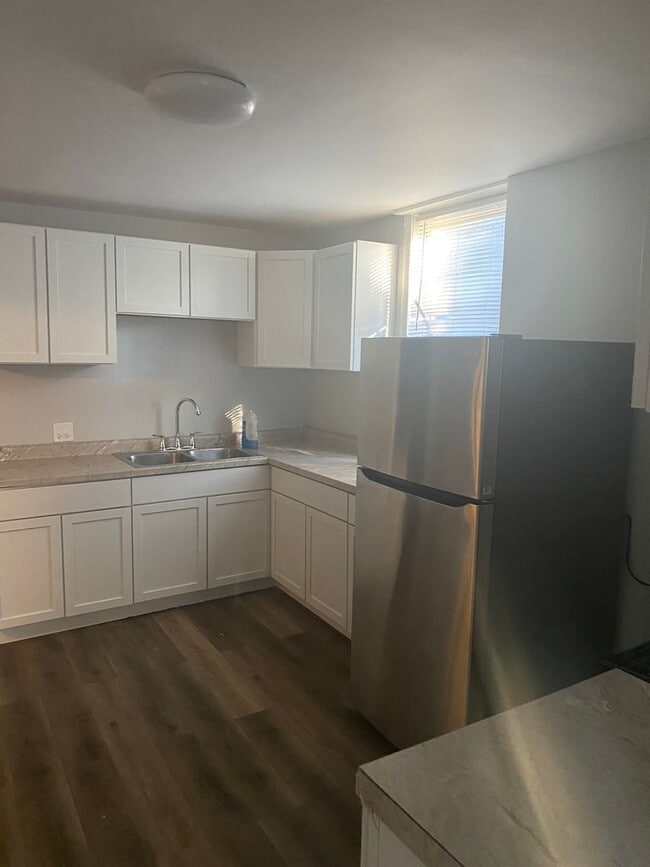 Building Photo - Spacious 3 bedroom south side gem