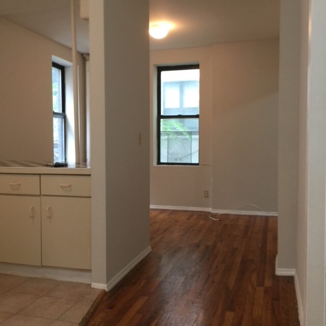 Primary Photo - 210 Thompson St
