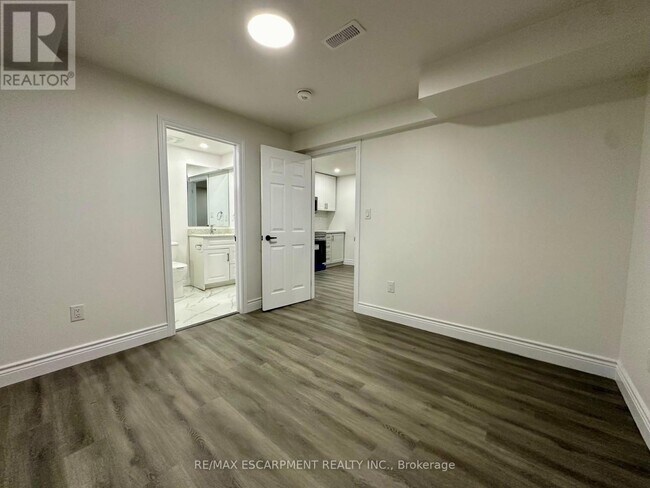 Building Photo - 21 Thames Wy