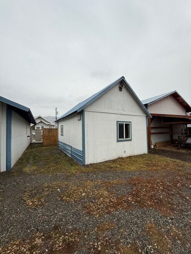 Foto del edificio - Great studio unit downtown.  Ready to occupy!