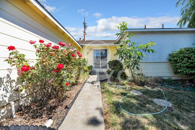 Building Photo - 12995 Aurora Dr
