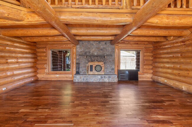 Foto del edificio - Luxury secondary Lake Property offering 3 beds 2.5 baths and bonus space