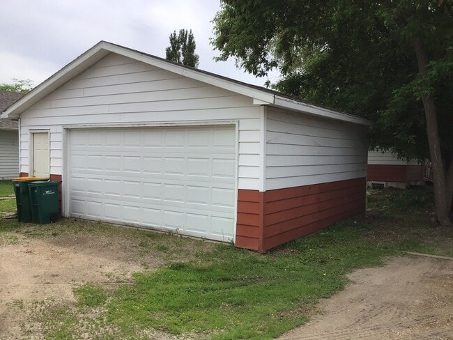 Building Photo - 4-bedroom, 2 bath home in Wahpeton ND Avai...