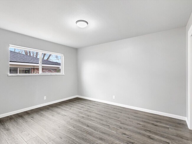 Building Photo - Move in Ready in Midtown!
