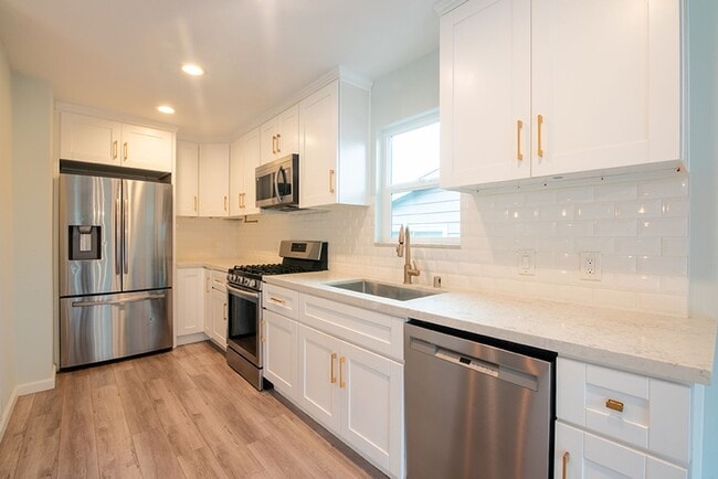 Building Photo - Charming Three Bedroom 2 Bath Home with Spacious Backyard for Entertaining!