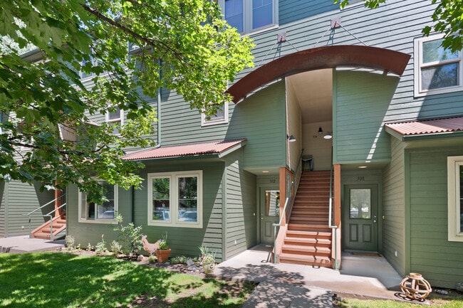 Building Photo - 512 Lakeside Dr