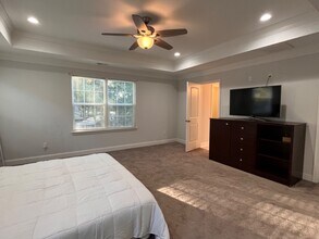 Building Photo - 633 Vaughan Ave