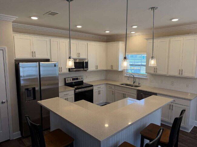 Foto del edificio - "Charming 4-Bedroom Gem in Niceville with Granite Elegance – 2046 Sq Ft of Comfort!"