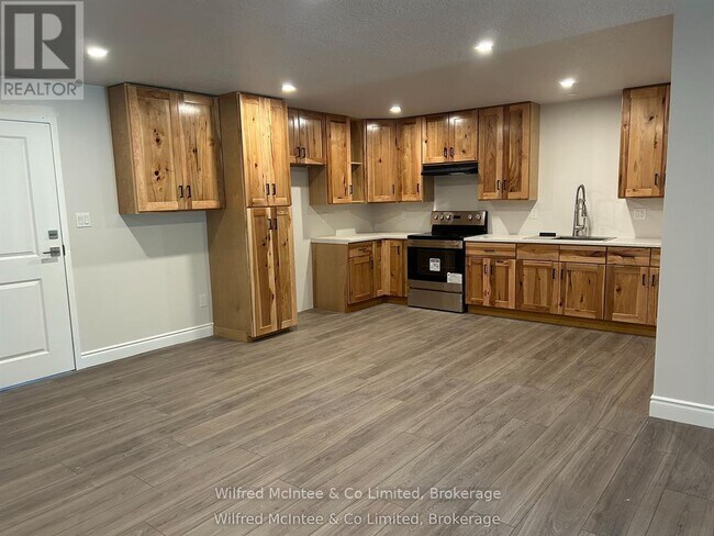 Photo du bâtiment - 380 1st Ave N