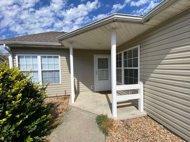 Foto del edificio - 2127 Highridge Dr