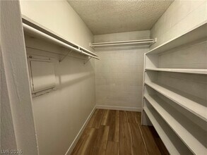 Building Photo - 615 S Royal Crest Cir