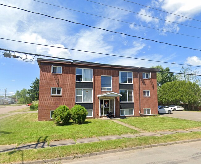 Building Photo - 40 Waverley Av