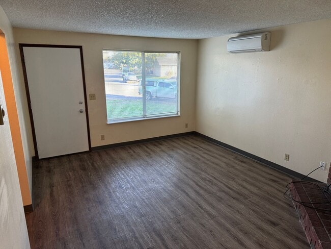 Foto del edificio - Large single level 2 bedroom 1 bath duplex in Springfield!