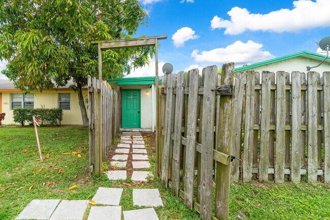 Building Photo - 3802 Melaleuca Ln