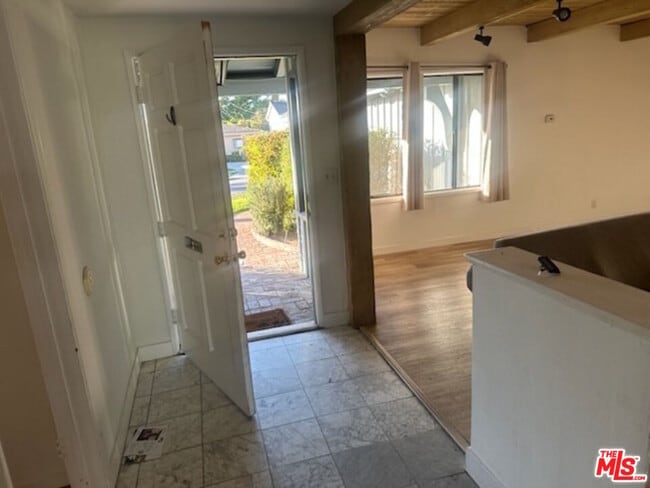 Building Photo - 5832 S Sherbourne Dr