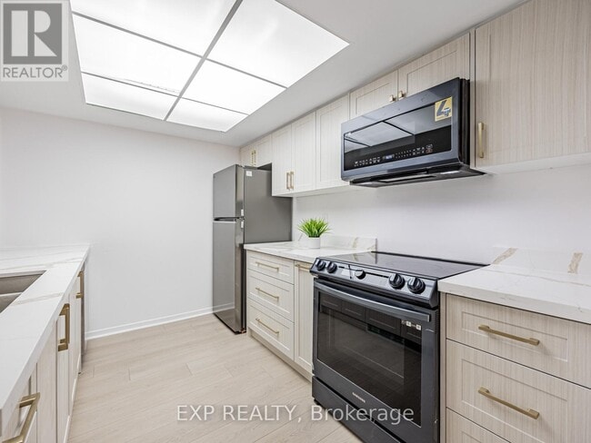 Building Photo - 1001 Bay St.