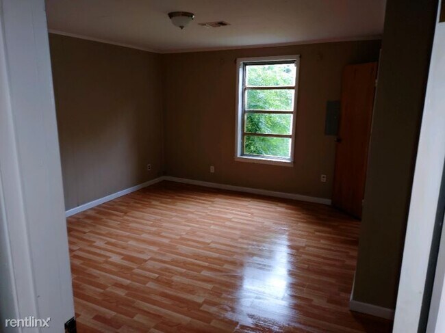 Building Photo - 113 Bourne Ave