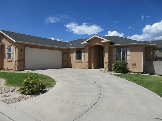 Building Photo - Move-In Bonus!!! 5 bedroom, 3 bath Single Family Home