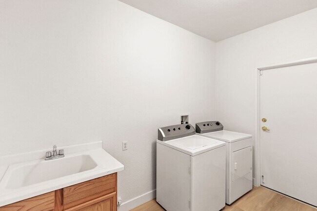 Building Photo - Beautiful 2 Bedroom Townhome In the Desirable Gated Terraces Of Seven Hills