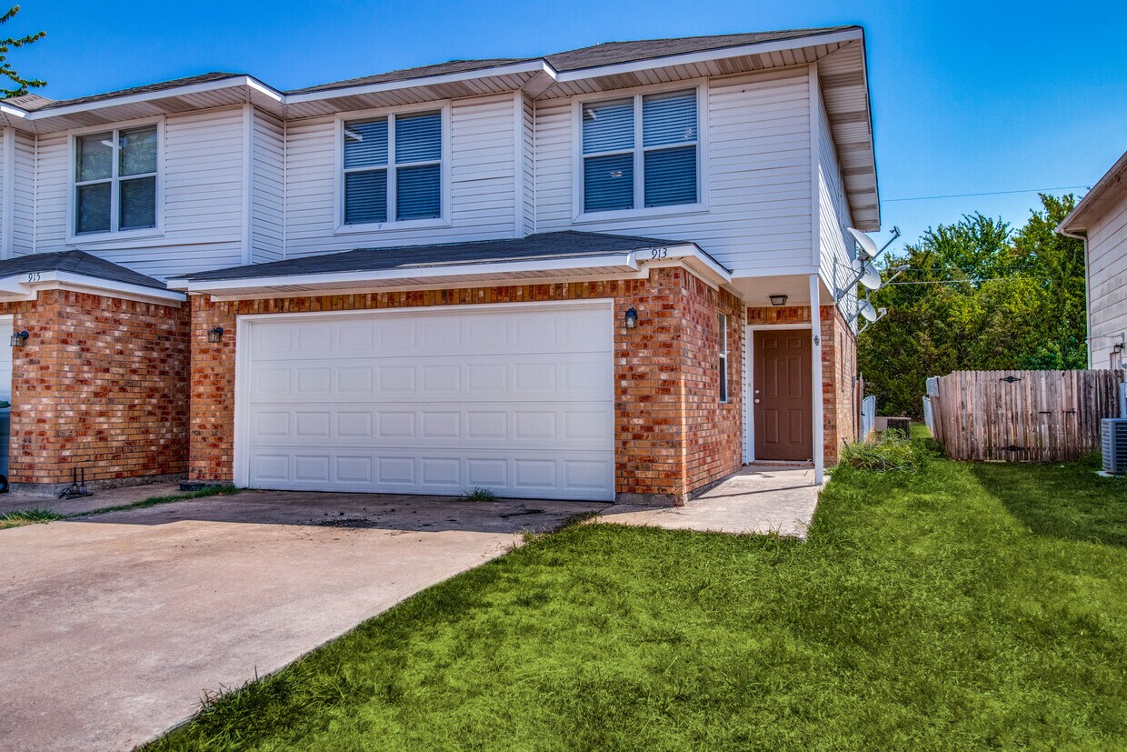 Foto principal - 913 N Brents Ave