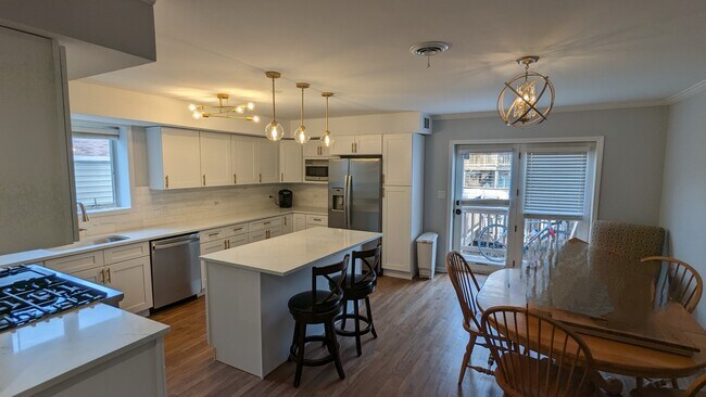Eat in Kitchen - 1823-2 N Clybourn Ave