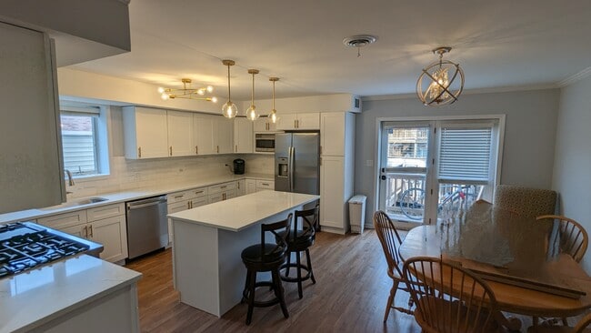 Eat in Kitchen - 1823-2 N Clybourn Ave