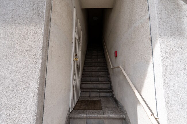 Foto del edificio - 1758 N Alexandria Ave