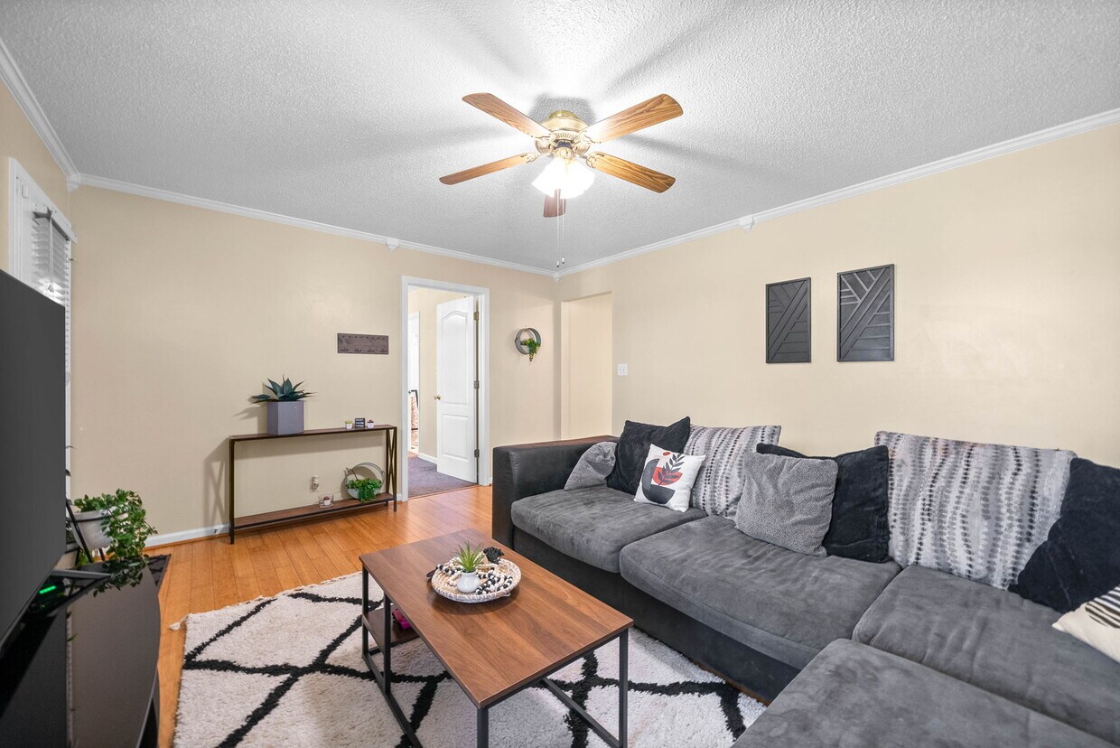 Foto del edificio - 239 Golden Pond Ave