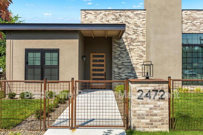 Foto del edificio - 2472 W Rustic Frg St