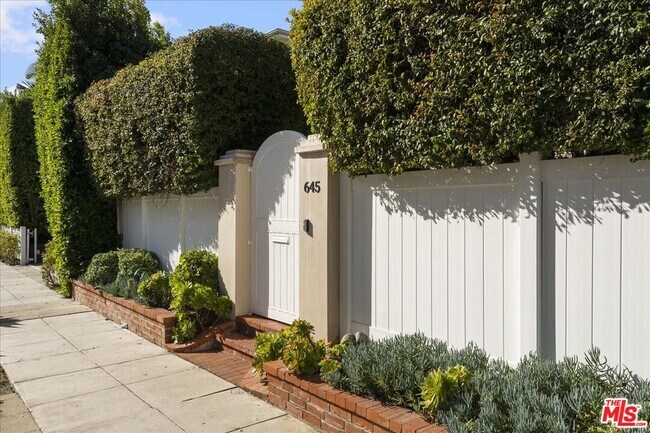 Foto del edificio - 645 N Sierra Bonita Ave