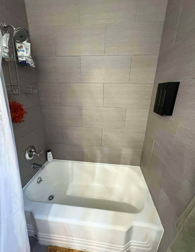 Bathroom - 2659 Northwood Ave