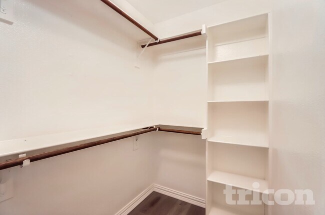 Building Photo - 4614 W Lake Highlands Dr