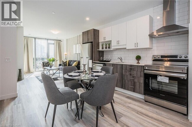 Photo du bâtiment - 1438 Highland Rd W
