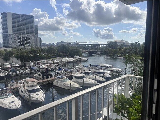 Building Photo - Serenity On The River