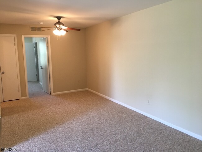 Building Photo - 915 Yorkshire Dr