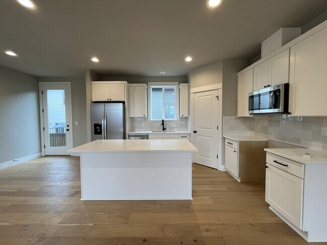 Foto del edificio - Brand New Immaculate 3BR Home with Flexible Living Space & Kitchen Island