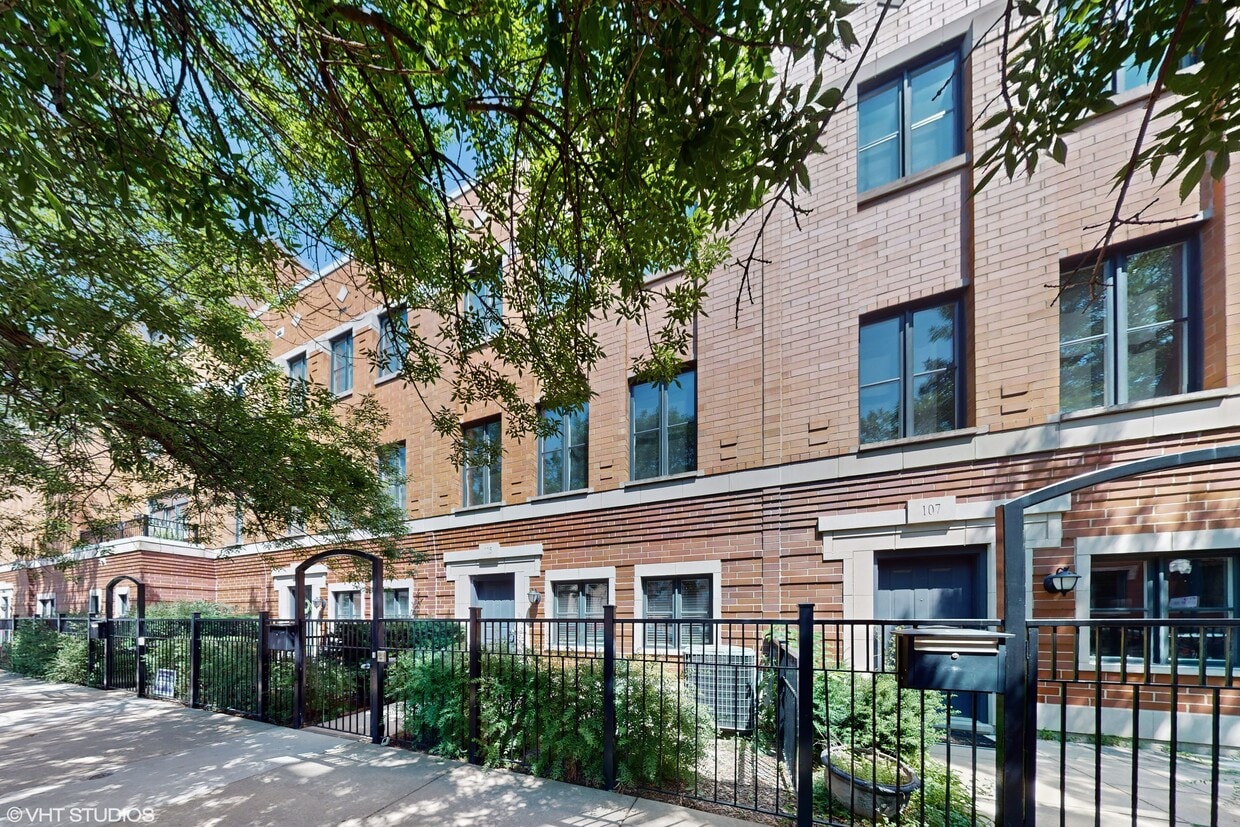 Primary Photo - 105 S Racine Ave