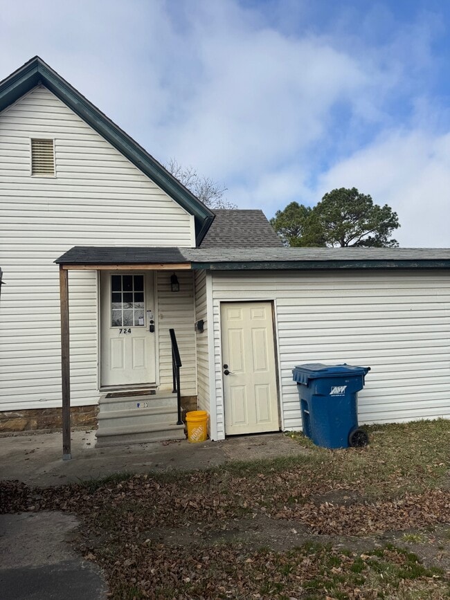 Building Photo - 724 E Delaware Ave