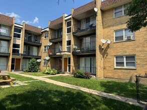 Building Photo - 3014 W 59th St