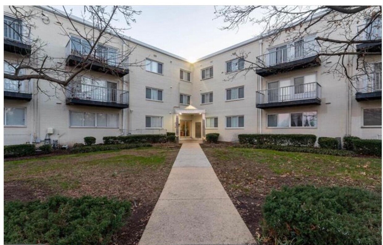 Primary Photo - Spacious and Newly Remodelled at the Fairm...