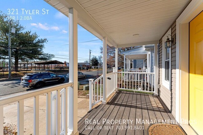 Building Photo - Downtown Fredericksburg Gem: Stylish Rambl...