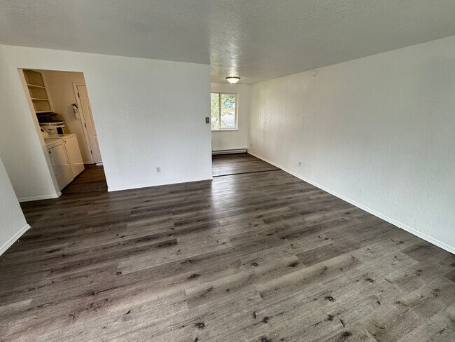 Building Photo - Jay Lakewood Duplex