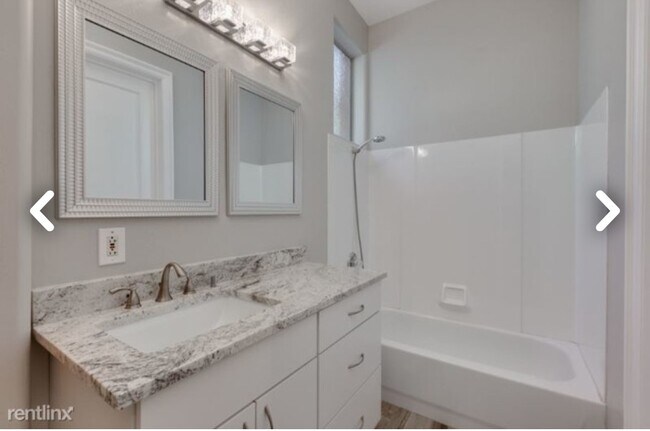 Big bathroom - 15972 N 115th Way