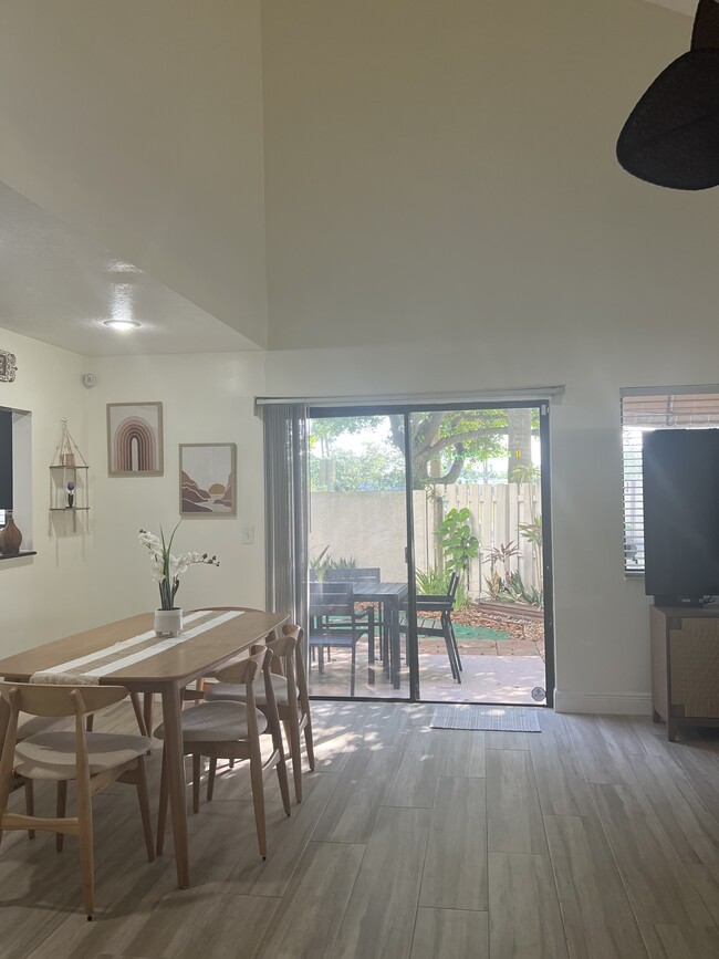 Dining area - 3304 NW 101st Ave