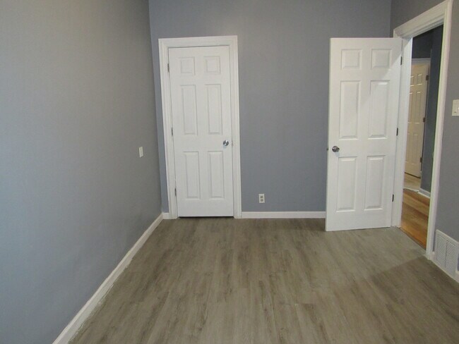 Building Photo - 4940 W Van Buren St